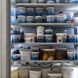 Si trovano all�interno di barattoli in plastica custoditi in decine di �armadi aspiratori� 